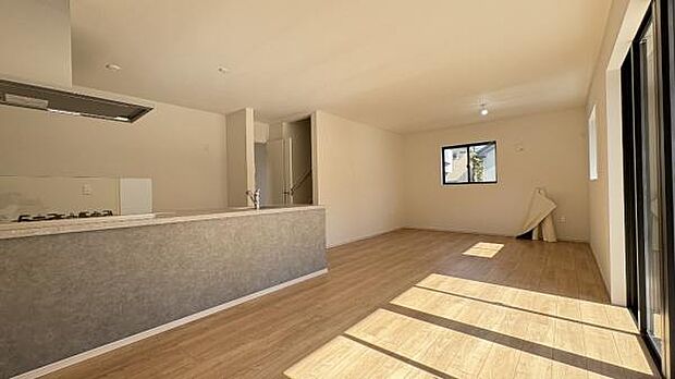 《リビングダイニング》 ■開放的で広いリビング。のびのびとくつろげるリビングは、家族のコミュニケーションの場としてみんなが集まる場所に。