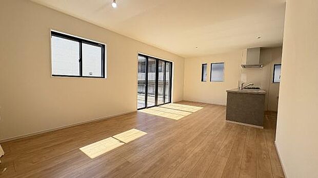 《リビングダイニング》 ■上質な時間を育む暮らしのメインステージ。寛ぎとご家族とのコミュニケーションを育む居心地のよい場所。この明るい空間は家族に安らぎを与えて、落ち着いた心地よい空間になるでしょう。