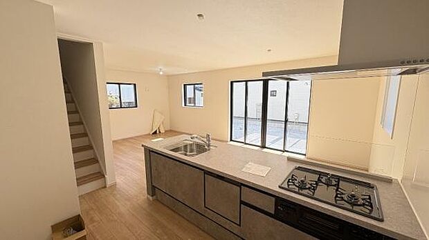 《レンジフード》 ■調理中の油煙やニオイを効率よく吸引するレンジフード。稼働音も静かです。