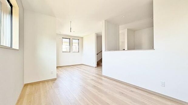 《リビングダイニング》 ■大画面TVも余裕、インテリアプランが考えやすいワイドなリビング。家族が自然に集まる広さ、お子様が思わず走り出す大空間。