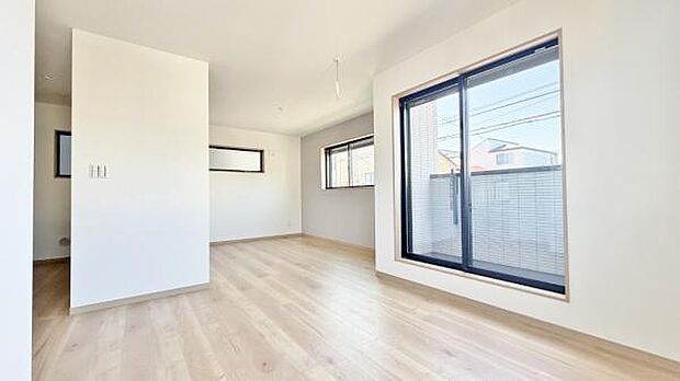 《リビングダイニング》 ■寛ぎとご家族とのコミュニケーションを育む居心地のよい場所。この明るい空間は家族に安らぎを与えて、落ち着いた心地よい空間になるでしょう。