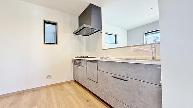 《キッチン》 ■使いやすい収納豊富なキッチンです。