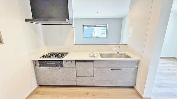 《システムキッチン・レンジフード》 ■機能美際立つスリムなレンジフード。清潔感あるシルバーで、キッチンをモダンに演出します。