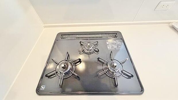 《三口ガスコンロ》 ■毎日料理をする方、家族の分まで作られる方には必須の三口ガスコンロ。同時進行が可能で効率よく、楽しく料理ができます