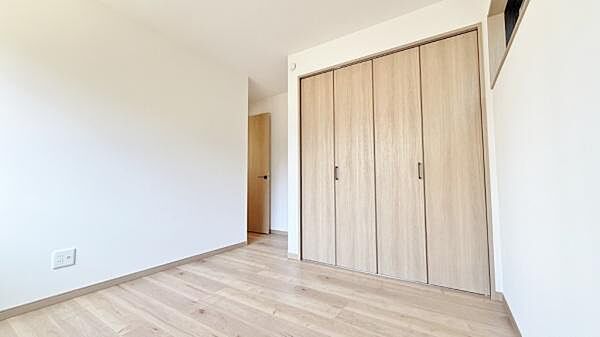 大きな窓が光をたっぷりと取り込みます。