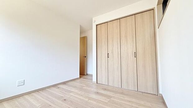 大きな窓が光をたっぷりと取り込みます。