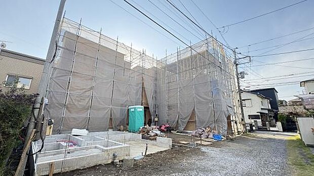 《前面道路》　■道路と敷地はフラットな地形です。