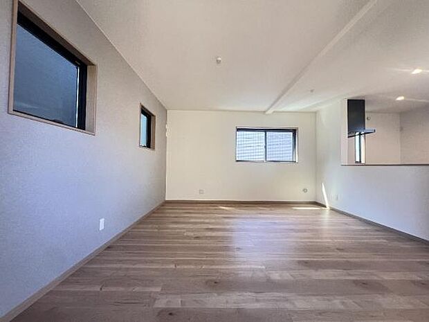 《リビングダイニング》 ■豊かな光が照らすこの場所は、たわいもない会話を楽しみ、ゆったりとした時間を過ごす場所。家族の日常が刻まれる大切な空間です。自然光に溢れるこの空間はリフレッシュにピッタリです。