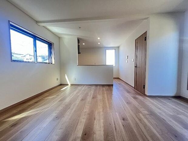 《リビングダイニング》 ■開放的で広いリビング。のびのびとくつろげるリビングは、家族のコミュニケーションの場として、みんなが集まる場所に。