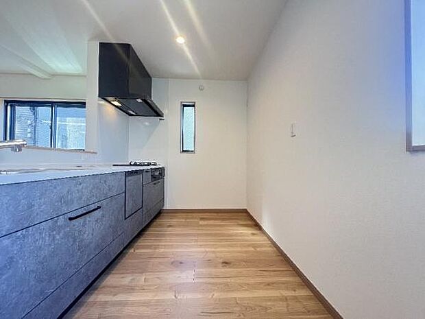 《ダイニングキッチン》 ■会話を楽しみながら食事を味わう。一緒にいる時間が楽しい空間。カフェにいるような気分で毎日を過ごしたい。家族でいる時間を柔らかに包み込むインテリア。