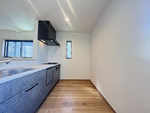 《システムキッチン》 ■大型冷蔵庫や食器棚を置いても余裕なスペース。