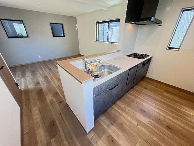 《システムキッチン》 家族が集う楽しく親子の会話も弾む対面キッチン。明るく清潔で使い勝手のいいキッチンには、いつも家族の笑顔があふれています。