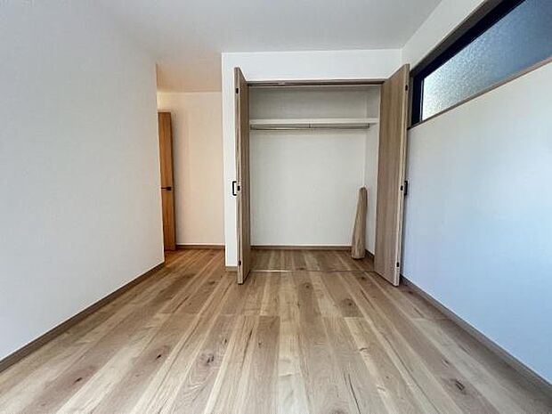 《洋室》 ■収納もしっかりとれていて、陽当たりも良く明るい居室。