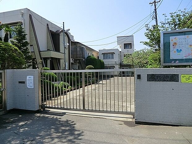 聖アンナの園保育園まで575m、カトリック系の保育園で定員150名、0歳~5歳までの横割りクラス編成です。園庭も広く、2016年に改築した明るい保育園