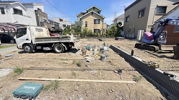 《前面道路》　■静かで落ち着いた雰囲気。