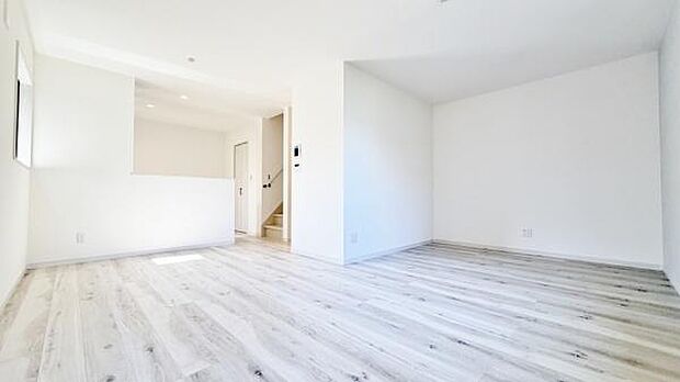 《リビングダイニング》 ■家族が自然と集まって、思い思いにくつろぎ、遊び、語らう、やすらぎの空間。