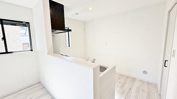 《ダイニングキッチン》 ■会話を楽しみながら食事を味わう。一緒にいる時間が楽しい空間。カフェにいるような気分で毎日を過ごしたい。家族でいる時間を柔らかに包み込むインテリア。