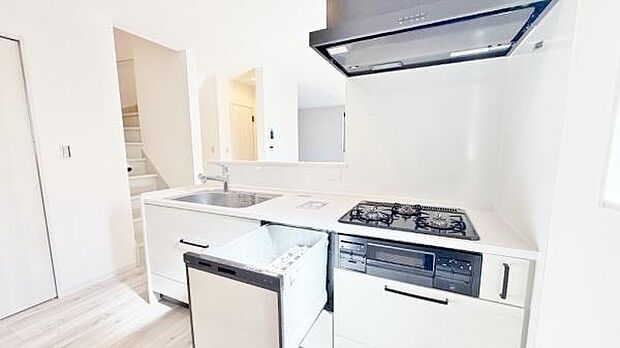 《食器洗い乾燥機》■食事後もゆっくり過ごせる食器洗い乾燥機を設置。手洗いよりもキレイに洗え、節水にもなる主婦の味方です