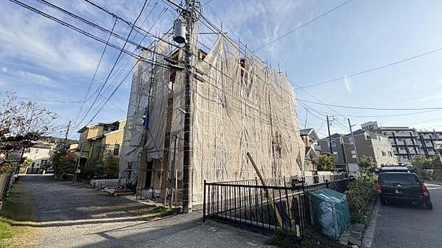 《前面道路》　■静かで落ち着いた雰囲気。