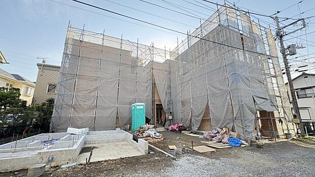 《前面道路》　■道路と敷地はフラットな地形です。