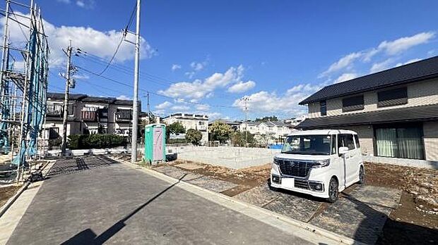 《前面道路》 ■前面道路が広く、開放的です。日当たりも良好です。