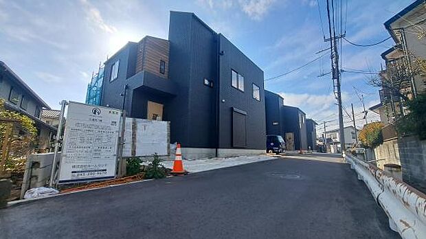 《前面道路》　■前面道路が広く、開放的です。日当たりも良好です。