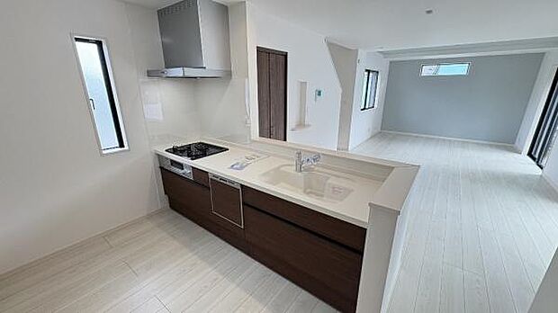 《システムキッチン》 ■お手入れしやすくきれいなキッチン。お料理の始めから後片付けまで楽しい時間になりそうです。