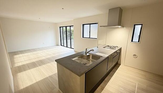 《リビングダイニング》　■開放的で広いリビング。のびのびとくつろげるリビングは、家族のコミュニケーションの場としてみんなが集まる場所に。