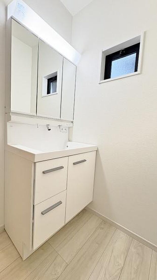 《洗面化粧台》　■使いやすいシャープなデザインの洗面化粧台。