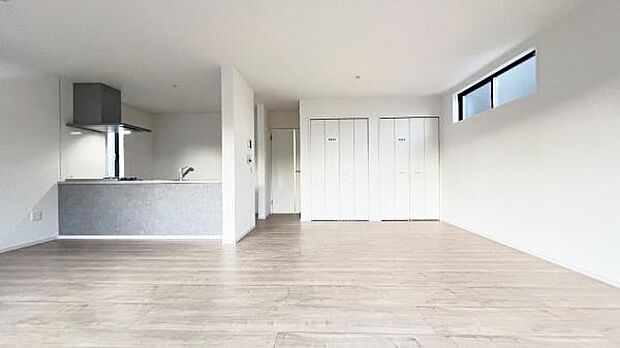 《リビングダイニング》 ■家族が自然と集まって、思い思いにくつろぎ、遊び、語らう、やすらぎの空間。隣室との間仕切りを開け放てばより一層開放的な空間に。