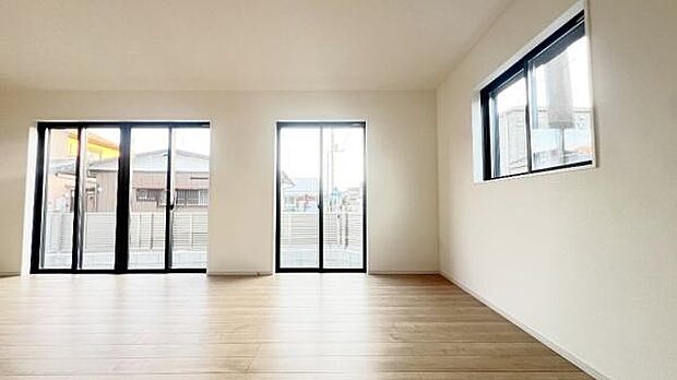 《リビングダイニング》 ■豊かな光が照らすこの場所は、たわいもない会話を楽しみ、ゆったりとした時間を過ごす場所。家族の日常が刻まれる大切な空間です。自然光に溢れるこの空間はリフレッシュにピッタリです。