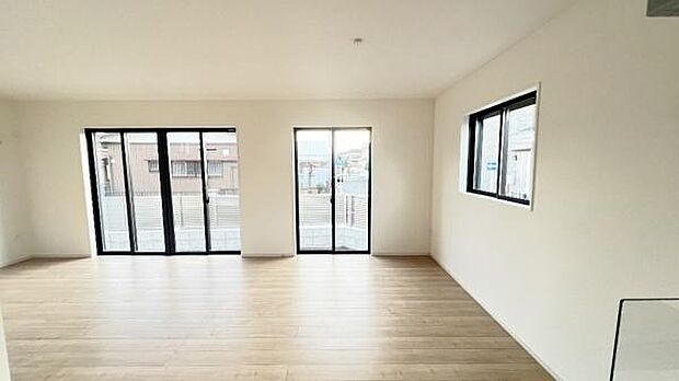 《リビングダイニング》　■開放的で広いリビング。のびのびとくつろげるリビングは、家族のコミュニケーションの場としてみんなが集まる場所に。