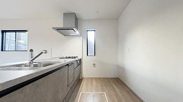 《キッチン》 ■家族が集う楽しく親子の会話もはずむキッチン。明るく清潔で使い勝手のいいキッチンには、いつも家族の笑顔があふれています。食洗器があるのも嬉しいですね。