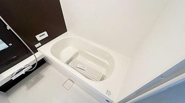 《オートバス》 ■ボタン一つでお風呂に入れる状態をセッティング出来る機能です。 自動お湯はり機能なら、入りたいお湯の温度をボタンで調節することが出来、手間が省けます。