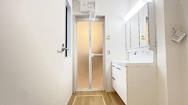 《洗面化粧台》 ■使いやすいシャープなデザインの洗面化粧台。