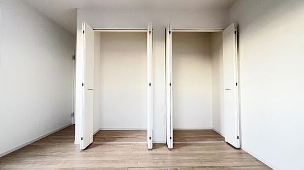 《洋室》　■収納もしっかりとれていて、陽当たりも良く明るい居室。