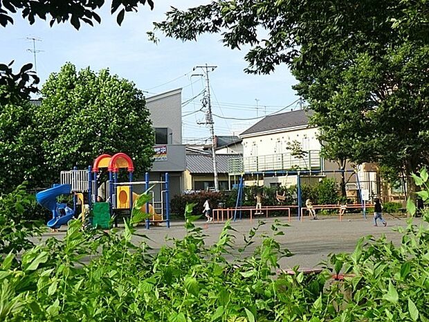瀬谷四丁目公園まで1374m、瀬谷駅南口近く、住宅街の中にある静かな公園です。6月には瀬谷区の花アジサイがきれいです。