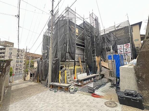 《外観》　■青空の下、洗練されたデザインが輝く住まい。新しい暮らしを始めるのにふさわしい、光と風が心地よい空間です。