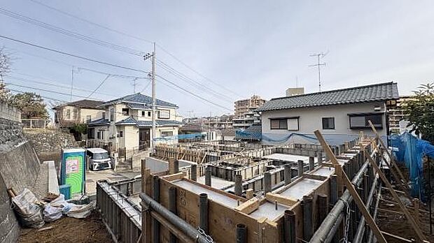 《前面道路》 ■静かで落ち着いた雰囲気。