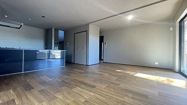 《リビングダイニング》　■家族が自然と集まって、思い思いにくつろぎ、遊び、語らう、やすらぎの空間。隣室との間仕切りを開け放てばより一層開放的な空間に。