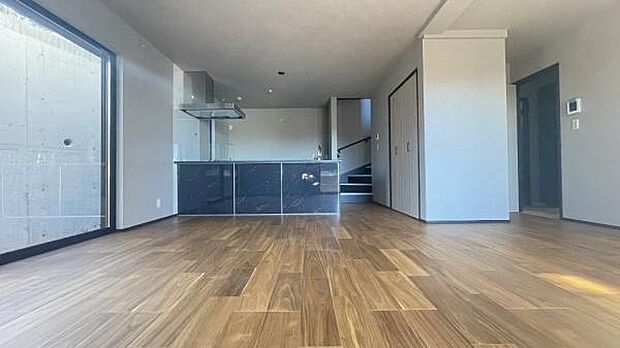 《リビングダイニング》　■開放的で広いリビング。のびのびとくつろげるリビングは、家族のコミュニケーションの場として、みんなが集まる暖かな場所に。