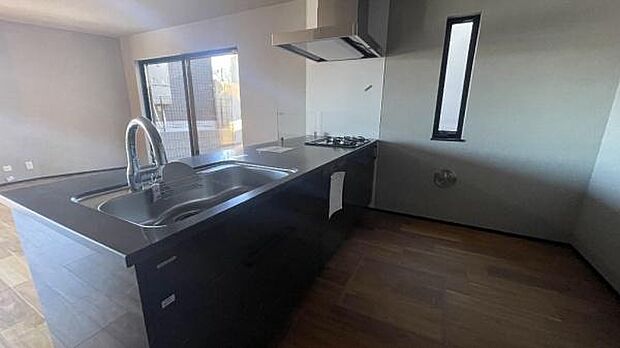 《システムキッチン》 ■会話を楽しみながら食事を味わう。一緒にいる時間が楽しい空間。カフェにいるような気分で毎日を過ごしたい。家族でいる時間を柔らかに包み込むインテリア。