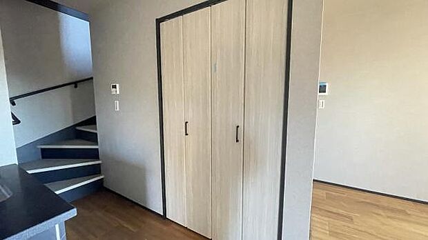 《パントリー》 ■キッチン横のパントリー。常温保存の食品・キッチン用品などが収納できて便利です。