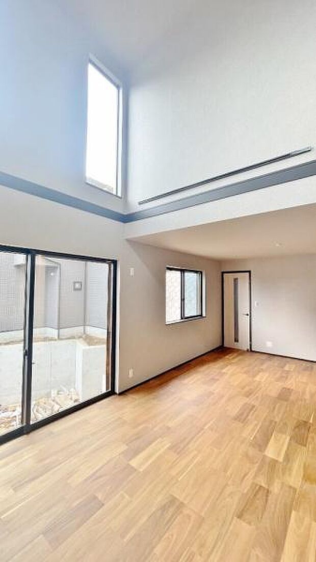 《リビングダイニング》　■家族が自然と集まって、思い思いにくつろぎ、遊び、語らう、やすらぎの空間。