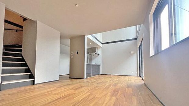 《リビングダイニング》　■豊かな光が照らすこの場所は、たわいもない会話を楽しみ、ゆったりとした時間を過ごす場所。