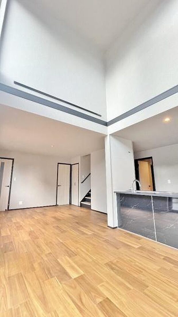 《リビングダイニング》　■上質な時間を育む暮らしのメインステージ。寛ぎとご家族とのコミュニケーションを育む居心地のよい場所。この明るい空間は家族に安らぎを与えて、落ち着いた心地よい空間になるでしょう。