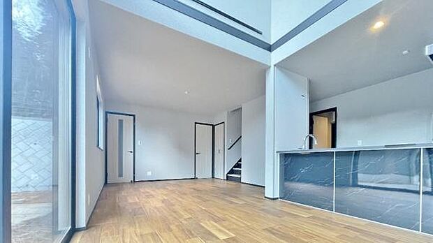 《リビングダイニング》　■吹き抜けのある開放感溢れるリビング