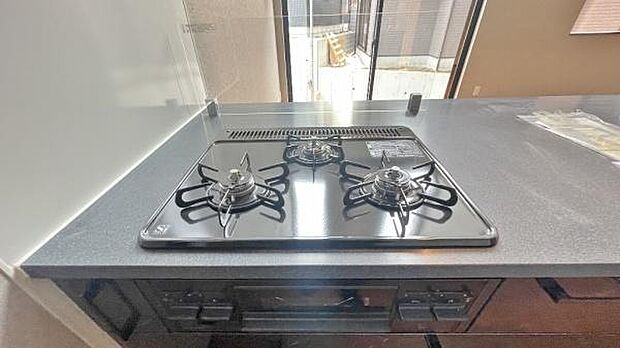 《三口ガスコンロ》 ■毎日料理をする方、家族の分まで作られる方には必須の三口ガスコンロ。同時進行が可能で効率よく、楽しく料理ができます。
