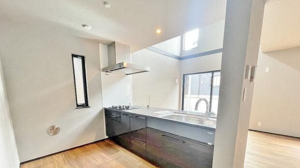 《システムキッチン》　■会話を楽しみながら食事を味わう。一緒にいる時間が楽しい空間。カフェにいるような気分で毎日を過ごしたい。家族でいる時間を柔らかに包み込むインテリア。