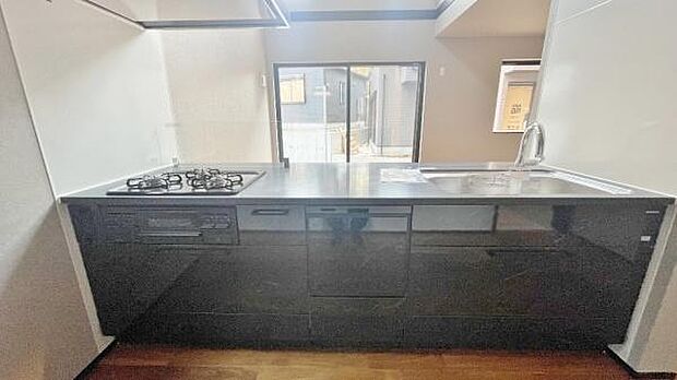 《システムキッチン》 ■よく使う物はシンクの下に、保存容器やお鍋などの季節の食器は背中側に。使い分けができる収納スペースがたっぷりのキッチンです